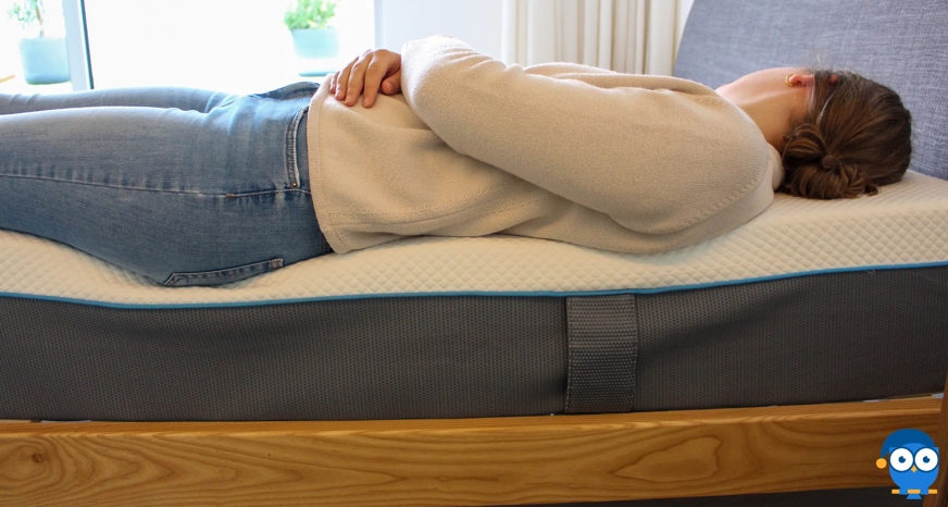 acostado boca arriba colchon simba